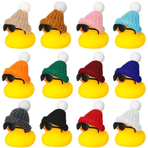 Halinuia 12 Stück Gummi Gelb Ente Gelbe Gummiente mit 12 Strickmütze und 12 Sonnenbrille, Enten Ornament Badeente Quietschente für Babyparty Büro Zimmer Auto Dekoration von Halinuia