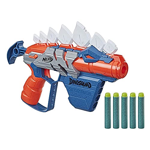 NERF DinoSquad Stego-Smash Dart-Blaster, 4-Dart Aufbewahrung, Spannhebel, 5 NERF Darts, Dinosaurier Design, Stegosaurus-Zacken von NERF