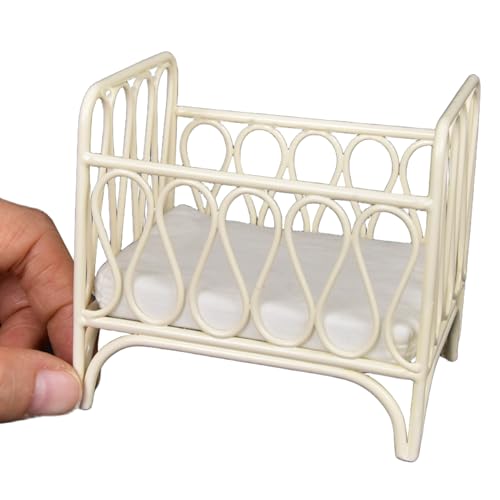 Puppenhausbett 1/12 Maßstab Metal Doll House Bett, niedliche realistische Miniaturbaby -Kinderbett -Wiege nach Puppenhaus Schlafzimmermöbeln, Weiß Puppenhausbett 1/12 Maßstab Metal Doll House Bett, niedliche realistische Miniaturbaby -Kinderbett -Wiege nach Puppenhaus Schlafzimmermöbeln, Weiß von Heidouse
