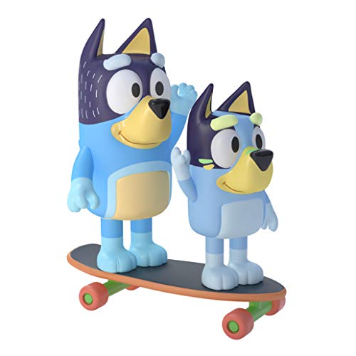 Bluey Figuren-Set mit Bluey und Dad Bandit auf dem Skateboard, bewegliche Gelenke - offizieller Bluey-Sammelartikel von Bluey