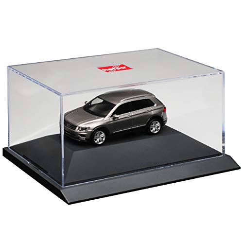 Volkwagen Tiguan II Tungsten Silber Grau Metallic 2. Generation Ab 2015 mit Sockel und Vitrine H0 1/87 Herpa Modell Auto von Herpa VW