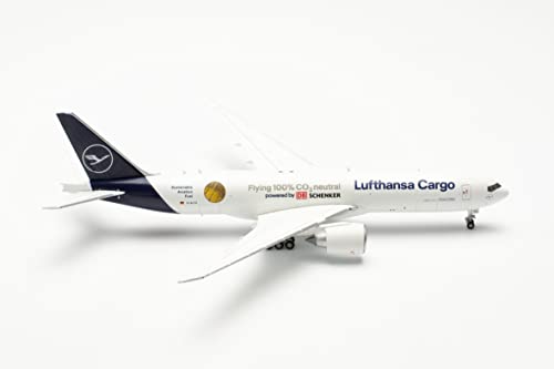 herpa 562799 Lufthansa Cargo Boeing 777F “Sustainable Fuel-Powered by DB Schenker” -D-ALFG “Annyeonghaseyo, Korea”, Mehrfarbig von herpa