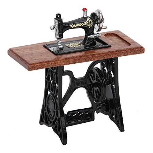 1:12 Nähmaschine, Vintage-Puppenhaus-Möbelzubehör, Miniatur-Stoff aus Holzlegierung, für Puppendekoration, Rollenspiel 1:12 Nähmaschine, Vintage-Puppenhaus-Möbelzubehör, Miniatur-Stoff aus Holzlegierung, für Puppendekoration, Rollenspiel von Hiraith