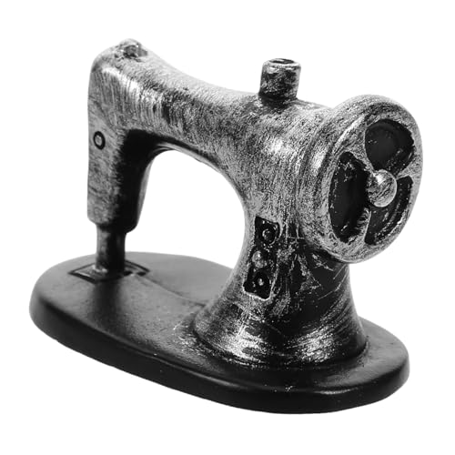 Hohopeti Nähmaschinenpuppenhausmodell Zubehör Miniatur Retro Mini Nähmaschinenmodell Realistische Heimdekoration Maschinenspielzeug Für Dollhouse Möbel Hohopeti Nähmaschinenpuppenhausmodell Zubehör Miniatur Retro Mini Nähmaschinenmodell Realistische Heimdekoration Maschinenspielzeug Für Dollhouse Möbel von Hohopeti