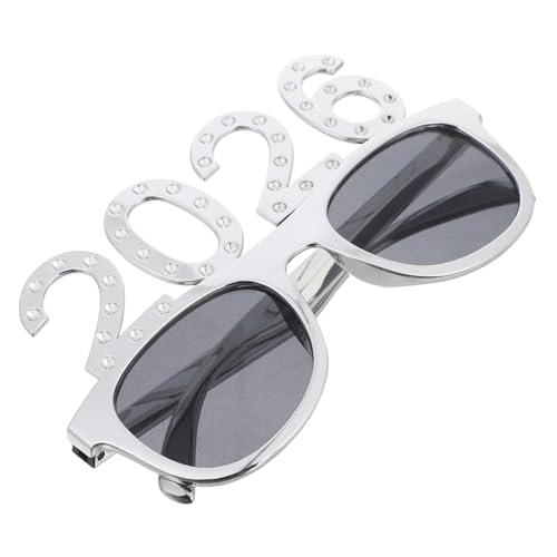 Holibanna Partybrille Silber mit Nummerndesign Ausgefallene Year Sonnenbrille Trendige Fotorequisite für Silvester Abschlussfeier Festliches Accessoire für Events und Partys Holibanna Partybrille Silber mit Nummerndesign Ausgefallene Year Sonnenbrille Trendige Fotorequisite für Silvester Abschlussfeier Festliches Accessoire für Events und Partys von Holibanna