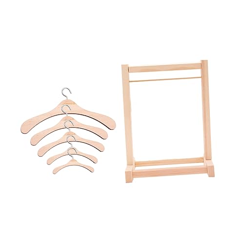 Homoyoyo Miniatur Puppenmöbel Kleiderständer Aus Holz – 20cm Garderobenständer Mit Kleiderbügel Für Puppenkleider - Ideal Als Zubehör Für Puppenhaus Und Kreative Spielwelten Homoyoyo Miniatur Puppenmöbel Kleiderständer Aus Holz – 20cm Garderobenständer Mit Kleiderbügel Für Puppenkleider - Ideal Als Zubehör Für Puppenhaus Und Kreative Spielwelten von Homoyoyo