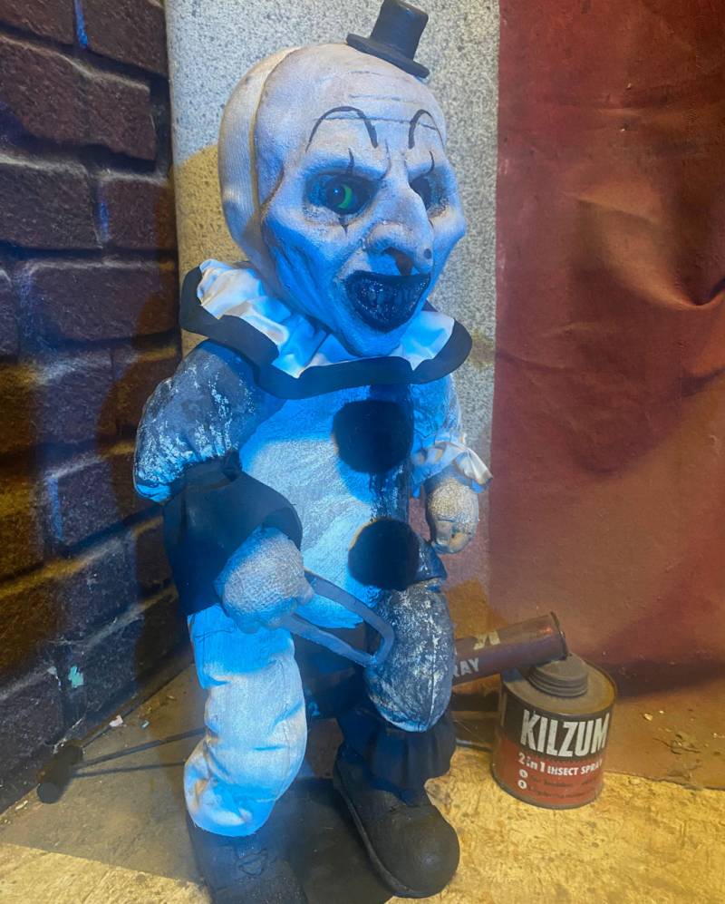 Terrifier Art The Clown Graveyard Doll 56cm ★ von Horror-Shop.com
