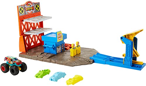 Hot Wheels HFB12 - Monster Trucks-Explosive Garage Spielset, HW Demo Derby im Maßstab 1:64, 3 kaputtgehenden Autos, aufregende Crash-Action mit einem Starter, Geschenk für Kinder ab 4 Jahren von Hot Wheels