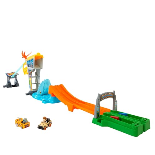 Hot Wheels Trackset und Spielzeugautos, RacerVerse Jurassic World Blues Raptorenangriff Trackset mit 2 Die-Cast-Rennautos: Blue und Owen, HTP12 von Hot Wheels