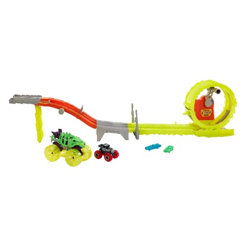 Hot Wheels Power Verfolgungsjagd Monster Trucks Trackset mit 2 Spielzeugtrucks: extragroßer Skelesaurus und 1 Bone Shaker im Maßstab 1:64, Race & Chase Challenge mit 2 zerdrückten Autos, HYT07 von Hot Wheels