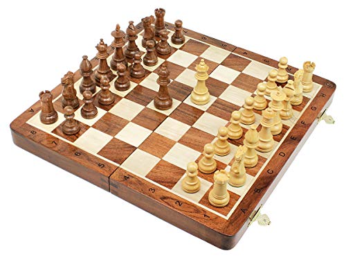 House of Chess - Viktorianisches Staunton Goldenes Akazienholz-Schachset - 35,6 x 35,6 cm Holz-Klappschachbrett mit algebraischer Notation - Schachfiguren aus Holz mit Königshöhe 7,6 cm + 2 House of Chess - Viktorianisches Staunton Goldenes Akazienholz-Schachset - 35,6 x 35,6 cm Holz-Klappschachbrett mit algebraischer Notation - Schachfiguren aus Holz mit Königshöhe 7,6 cm + 2 von House of Chess