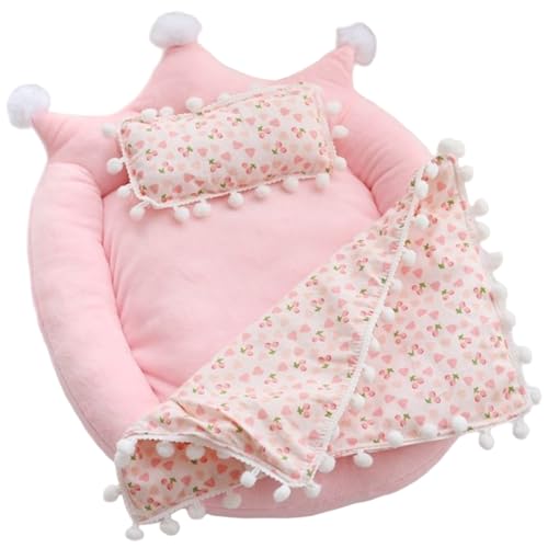 Puppenbett, süßes Spielzeugbett in Kronenform mit Kissen und Decke in Kirschmuster für 20 cm große Puppen, Puppenhauszubehör, Spielzeugbett, Puppenhausbett, Puppenhausmöbel, Puppenhauszubehör von HoveeLuty