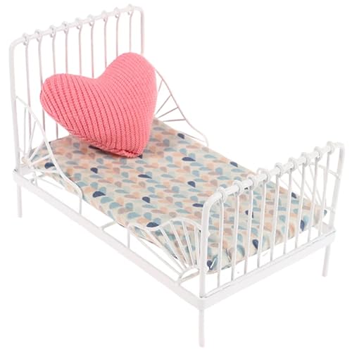 Puppenhausbett, Metall-Puppenhausbett im Maßstab 1/12, Miniatur-Bettmöbel mit Herzmuster und Kissen, niedliche Puppenhaus-Schlafzimmermöbel, Puppenhauszubehör für Puppenhaus-Schlafzimmer, Puppenh Puppenhausbett, Metall-Puppenhausbett im Maßstab 1/12, Miniatur-Bettmöbel mit Herzmuster und Kissen, niedliche Puppenhaus-Schlafzimmermöbel, Puppenhauszubehör für Puppenhaus-Schlafzimmer, Puppenh von HoveeLuty