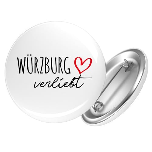 Huuraa Button Würzburg verliebt Ansteck Pin Größe 59mm mit Namen deiner Lieblingsstadt in Bayern Geschenk Idee für Freunde und Familie Huuraa Button Würzburg verliebt Ansteck Pin Größe 59mm mit Namen deiner Lieblingsstadt in Bayern Geschenk Idee für Freunde und Familie von Huuraa