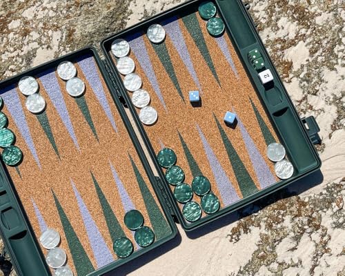 GAMMN Reise-Backgammon-Tragetasche, robust, langlebig, stoßfest, Khaki-Grün, moderner Koffer mit Korkspielfeld, Kunstharz-Stacheln und Schultergurt, geschlossenes Gehäuse, 34 x 26 cm, für Erwachsene von JP GAMES LTD