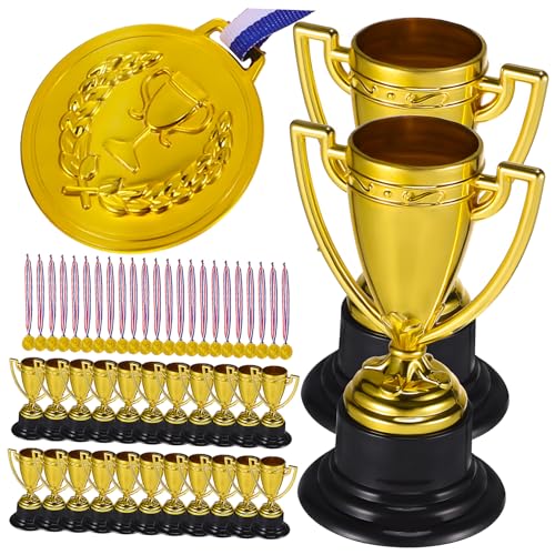 JUMPLAWN Kleiner Trophäen mit Medaillen 24 Stück für Kinder Sportwettbewerbe Partys Fußball und Volleyball Robust und Langlebig JUMPLAWN Kleiner Trophäen mit Medaillen 24 Stück für Kinder Sportwettbewerbe Partys Fußball und Volleyball Robust und Langlebig von JUMPLAWN