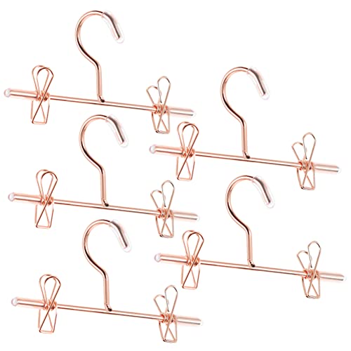 JUMPLAWN 5Stücke Puppen Kleiderbügel Aus Exquisite Puppenbügel Für Puppenkleidung Roségold Dekorative Miniaturbügel Für Ordentliche Puppengarderobe JUMPLAWN 5Stücke Puppen Kleiderbügel Aus Exquisite Puppenbügel Für Puppenkleidung Roségold Dekorative Miniaturbügel Für Ordentliche Puppengarderobe von JUMPLAWN