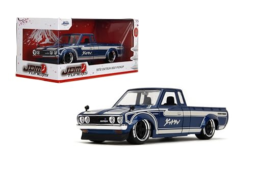 Jada Toys JDM Tuners 1972 Datsun 620 Tonabnehmer im Maßstab 1:24, Druckguss, zum Öffnen von Türen, detaillierter Innenraum, Gummireifen, Sammlerstück für Kinder ab 8 Jahren, glänzend blau Jada Toys JDM Tuners 1972 Datsun 620 Tonabnehmer im Maßstab 1:24, Druckguss, zum Öffnen von Türen, detaillierter Innenraum, Gummireifen, Sammlerstück für Kinder ab 8 Jahren, glänzend blau von Jada Toys