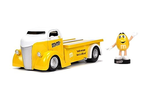 Jada Toys M&Ms Figur Yellow mit 1947er Ford COE Flatbed - Spielzeug-Set aus Modellauto und gelber M&M`s Figur, dekorativer Fanartikel aus Metall für Sammler & Schokoladen-Liebhaber, 18 cm von Jada