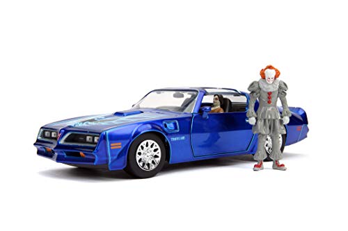 Jada Toys Pennywise & Henry Bower's IT 1977 Pontiac Firebird, Spielzeugauto aus Die-Cast, inkl. Pennywise & IT Zombie Figur, Auto, Türen, Kofferraum + Motorhaube zum Öffnen, 1:24, blau, 253255022 von Jada Toys