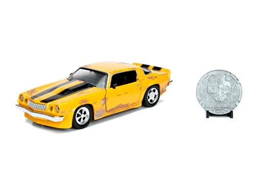 Jada Toys Transformers Bumblebee, 1977 Chevy Camaro, Spielzeugauto aus Die-cast, zu öffnende Türen, Kofferraum & Motorhaube, inkl. Sammelmünze, Maßstab 1:24, gelb von Jada
