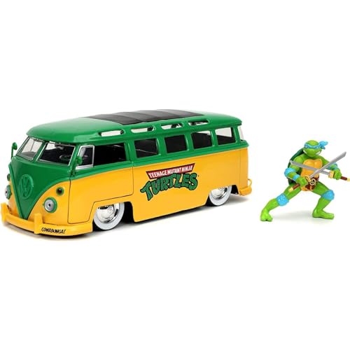 Jada Toys Turtles Leonardo 1962 VW Bus, Auto, Spielzeugauto aus Die-cast, öffnende Türen, Kofferraum & Motorhaube, inkl. Leonardo Figur, Maßstab 1:24, grün/gelb von Jada