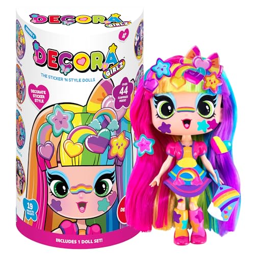 John Adams Decora Girlz Decora Sticker 'n' Style Modepuppe, 12,7 cm, Decora verfügt über 44 bunte Accessoires wie Kleid, Schuhe, Tasche, Kamm, Stickerbögen, Puppen und Zubehör, ab 4 Jahren John Adams Decora Girlz Decora Sticker 'n' Style Modepuppe, 12,7 cm, Decora verfügt über 44 bunte Accessoires wie Kleid, Schuhe, Tasche, Kamm, Stickerbögen, Puppen und Zubehör, ab 4 Jahren von John Adams