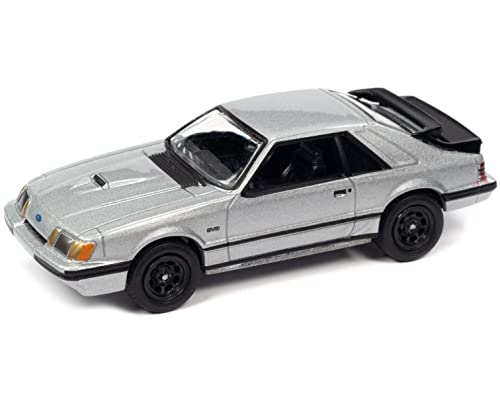 1986 SVO Silver Met w/Black Stripes Classic Gold Collection Series Ltd Ed bis 12768 Stück 1/64 Druckguss Modellauto von Johnny Lightning JLCG029-JLSP247 B 1986 SVO Silver Met w/Black Stripes Classic Gold Collection Series Ltd Ed bis 12768 Stück 1/64 Druckguss Modellauto von Johnny Lightning JLCG029-JLSP247 B von Johnny Lightning