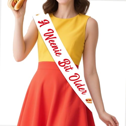 Jollyboom a Weenie Bit Ältere Geburtstagsdekorationen, Hot Dog Dekorationen Schärpe für Frauen Brautdusche Hochzeit Retro BBQ Cookout Party Jollyboom a Weenie Bit Ältere Geburtstagsdekorationen, Hot Dog Dekorationen Schärpe für Frauen Brautdusche Hochzeit Retro BBQ Cookout Party von Jollyboom