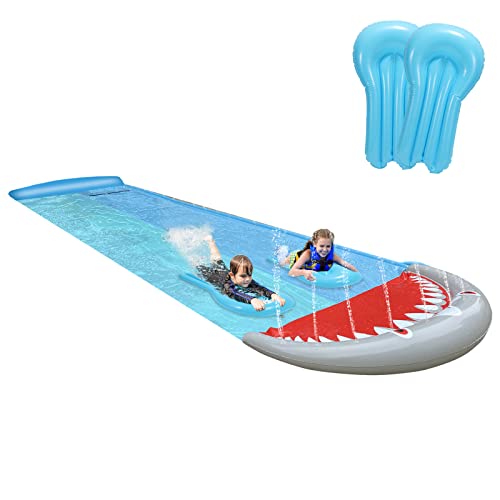 Jopassy Wasserrutsche Outdoor Sommer Rasen,550 * 145cm Hai-Stil Wasserspielzeug Garten Wassermatte, Wasser Rutsche mit 2xSurfbrett, mit eingebautem Sprinkler, Sommerspielzeug Kinder Erwachsene, Blau Jopassy Wasserrutsche Outdoor Sommer Rasen,550 * 145cm Hai-Stil Wasserspielzeug Garten Wassermatte, Wasser Rutsche mit 2xSurfbrett, mit eingebautem Sprinkler, Sommerspielzeug Kinder Erwachsene, Blau von Jopassy