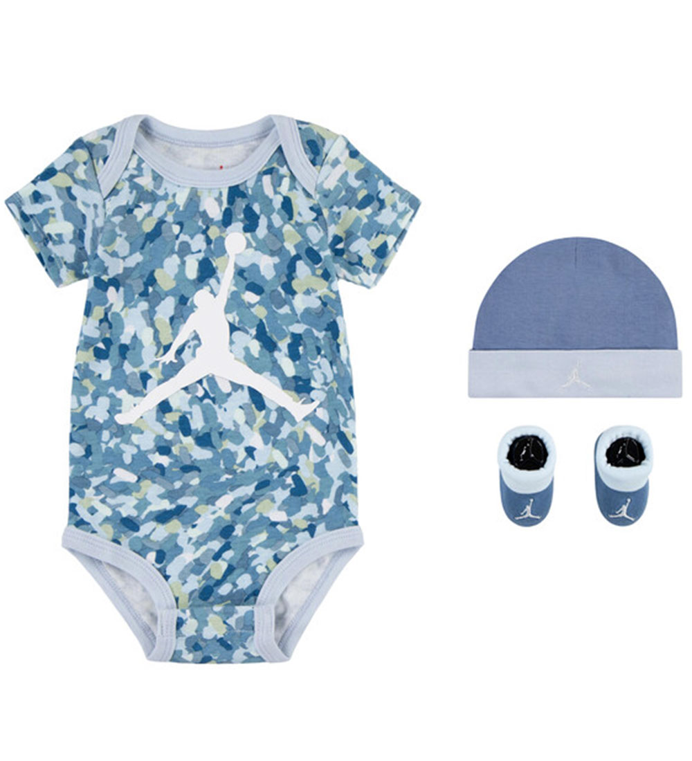 Jordan Geschenkbox - Krabbelschuhe/Mütze/Body k/ä - Work Blue - Jordan - 6-12 mt - Body K/Ä Jordan Geschenkbox - Krabbelschuhe/Mütze/Body k/ä - Work Blue - Jordan - 6-12 mt - Body K/Ä von Jordan