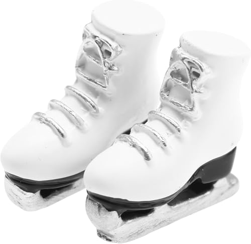 1 Paar Puppenhäuser Miniatur Weiß Schlittschuhe - Miniatur Rollschuhe Miniatur Scale Zubehör Roller Schuhe Winter Sportschuhe Realistische weiße Skating Schuhe für Spielhaus Dekor 1 Paar Puppenhäuser Miniatur Weiß Schlittschuhe - Miniatur Rollschuhe Miniatur Scale Zubehör Roller Schuhe Winter Sportschuhe Realistische weiße Skating Schuhe für Spielhaus Dekor von Jowxsx