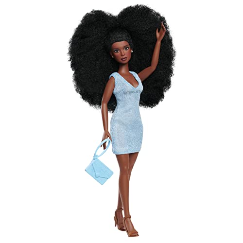 Just Play Naturalistas Modepuppe und Accessoires Liya, 4C strukturiertes Haar, tiefbrauner Hautton, entworfen und entwickelt von Purpose Toys von Purpose Toys