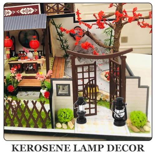 KICHOUSE 4 Stück Miniatur-Petroleumlampen im Vintage-Stil: Puppenhaus-Öllaternen, Mikro-Szene-Ornamente – Miniatur-Puppenhaus-Szene-Ornamente KICHOUSE 4 Stück Miniatur-Petroleumlampen im Vintage-Stil: Puppenhaus-Öllaternen, Mikro-Szene-Ornamente – Miniatur-Puppenhaus-Szene-Ornamente von KICHOUSE