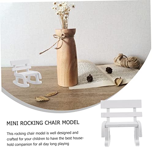 KICHOUSE Miniatur Holz Schaukelstuhl Puppenhaus Möbel Dekorative Miniatur Sessel Figurine für Puppenhaus Zubehör Wohnzimmer Desktop Deko Weiß von KICHOUSE