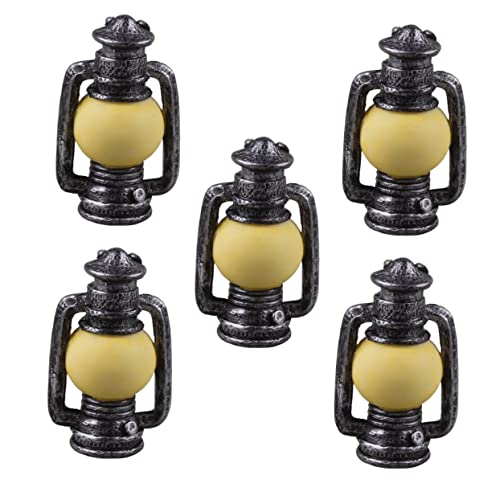KOMBIUDA 5 Stück Teiliges Miniatur Öl Lampen aus Robustem Resin Realistische Nachbildung Light für Puppenhaus Dekoration Umweltfreundlich und Widerstandsfähig für Landschafts und Foto KOMBIUDA 5 Stück Teiliges Miniatur Öl Lampen aus Robustem Resin Realistische Nachbildung Light für Puppenhaus Dekoration Umweltfreundlich und Widerstandsfähig für Landschafts und Foto von KOMBIUDA