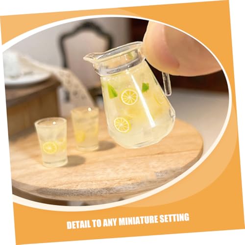 KONTONTY Miniatur Resin Getränkeset mit Miniatur Zitronenwasser und Zwei Bechern Realistische Puppenhaus Küchenaccessoires Geeignet Detailreich Gestaltet von KONTONTY