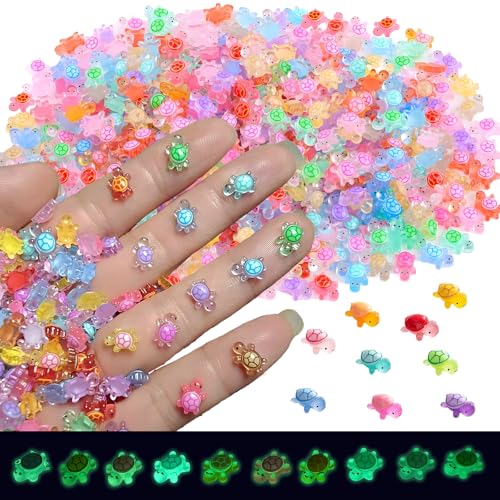 KRYMXAR 400 Stück Mini Schildkröten aus Harz, Leuchtende Mini Figuren für DIY, Schlüsselanhänger und Dekoration, 1.1 cm Länge, Farben Zufällig von KRYMXAR