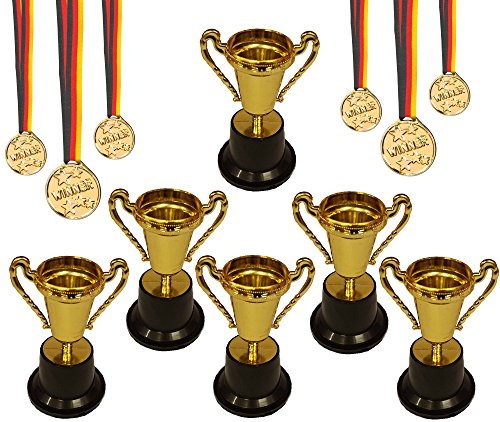 KSS 6 X Gold Pokal groß ca 10 cm und 6 X Medaille Gold mit schwarz rot Gold Band für Kindergeburtstag Party Mitgebsel Mitbringsel Verlosung Tombola kleine Preise usw... von KSS