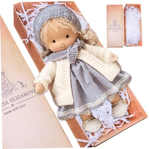 Kalastussaari Stoffpuppe mit Geschenkbox 11x2x5 Ragdoll mit Hut, Schal, Schuhen und mehr Dekoration süße ausgestopfte Babypuppenspielzeug für Babys und Kleinkinder Kalastussaari Stoffpuppe mit Geschenkbox 11x2x5 Ragdoll mit Hut, Schal, Schuhen und mehr Dekoration süße ausgestopfte Babypuppenspielzeug für Babys und Kleinkinder von Kalastussaari