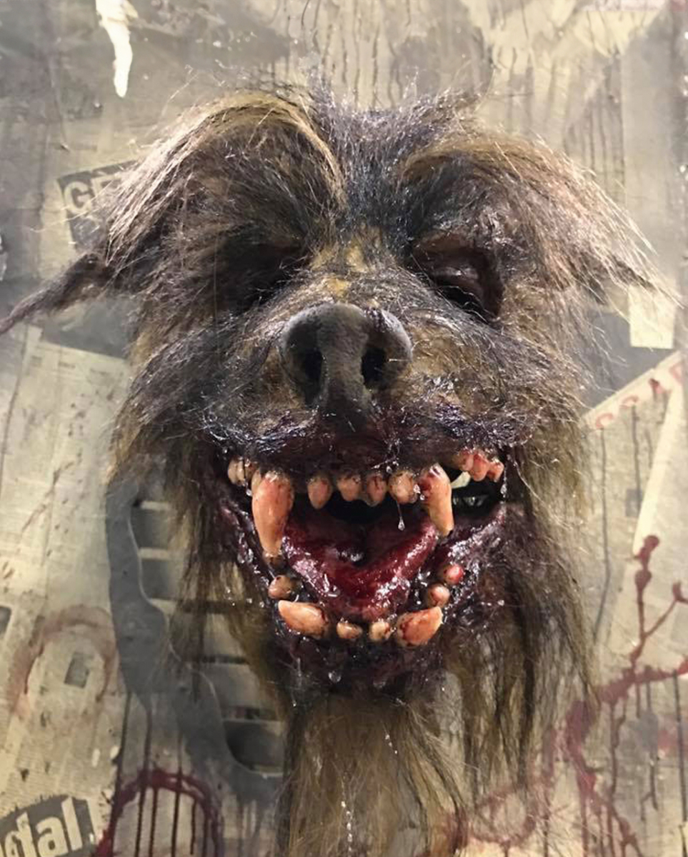 Blutige Werwolf Maske mit struppigem Kunstfell  Werwolf Props von Karneval Universe