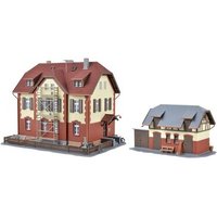KIBRI 39315 H0 Eisenbahner-Wohnhaus mit Baugerüst und Nebengebäude KIBRI 39315 H0 Eisenbahner-Wohnhaus mit Baugerüst und Nebengebäude von Kibri