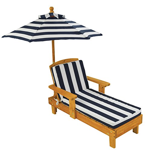 KidKraft Outdoor Liegestuhl mit Sonnenschirm für Kinder, Sonnenliege mit Kissen Weiß Marineblau gestreift, Gartenmöbel aus Holz für Kinder, 00105 von KidKraft