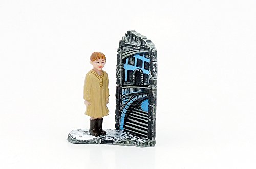 Kinder Überraschung Einsamer Junge vom Polar Express mit blauen Hintergrund Kinder Überraschung Einsamer Junge vom Polar Express mit blauen Hintergrund von Kinder Überraschung