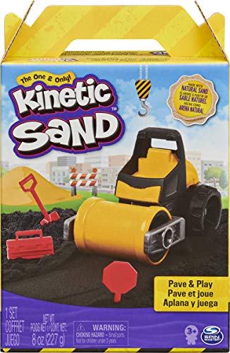 Kinetic Sand 6056481 Pave Play Construction Set with Vehicle Black, for Kids Aged 3 and Up Pavé-und Spiel-Bauset mit Fahrzeug und 227g schwarzem kinetischen Sand für Kinder ab 3 Jahren, 6059399 von Kinetic Sand