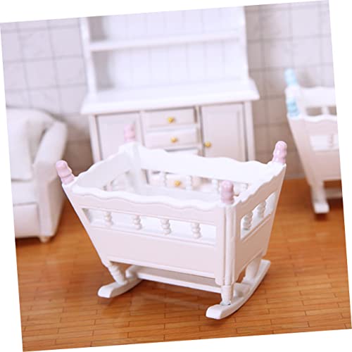 Kisangel Miniatur Puppenwiege aus Holz Stabile Miniatur Möbel für Puppenhaus Schlafzimmer Realistische Zierliche Babywiege Rosa Kindgerechtes Puppenhaus Zubehör Langlebig und Dekorativ von Kisangel