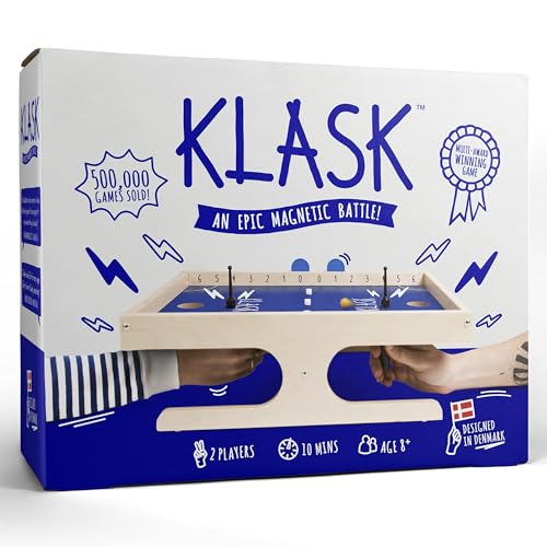 KLASK - Preisgekröntes Geschicklichkeitsspiel für 2 Spieler - Brettspiel für Familie und Erwachsene - Magnetspiel aus Holz - Spiel des Jahres Empfehlungsliste - Schlag den Star - Spiele ab 8 Jahren von KLASK