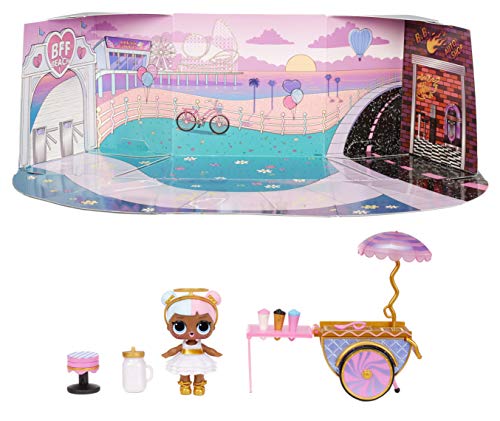 LOL Surprise Furniture - Puppe Sugar mit mehr als 10 Überraschungen, Möbeln und Puppen-Accessoires - Miniature Spielset - Kompatibel mit OMG House - Serie 4 - Sammlerpuppen für Mädchen ab 3 Jahren von L.O.L. Surprise!