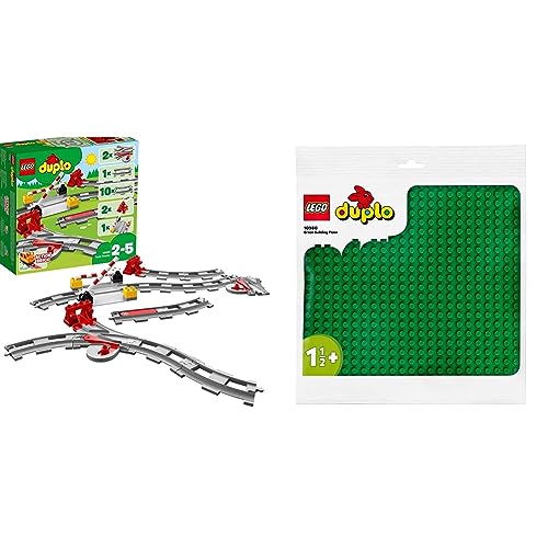 LEGO 10882 DUPLO Eisenbahn Schienen, Zugschienen-Bauset mit rotem Signalstein & 10980 DUPLO Bauplatte in Grün, Grundplatte für DUPLO Sets, Konstruktionsspielzeug für Kleinkinder, Mädchen und Jungen von LEGO
