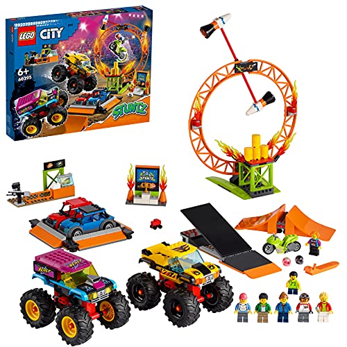 LEGO 60295 City Stuntz Stuntshow-Arena, Set mit 2 Monster Trucks, 2 Spielzeugautos, schwungradbetriebenem Motorrad, Feuerreifen und 6 Minifiguren von LEGO